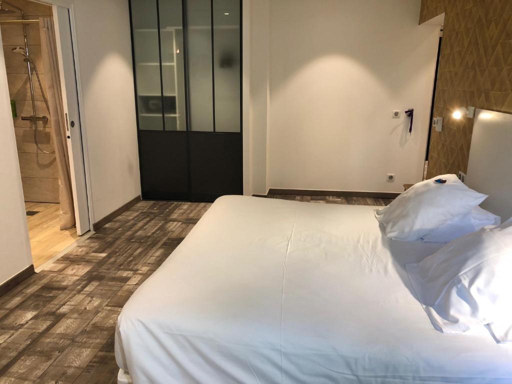 Postel nebo postele na pokoji v ubytování Hôtel Catalpa