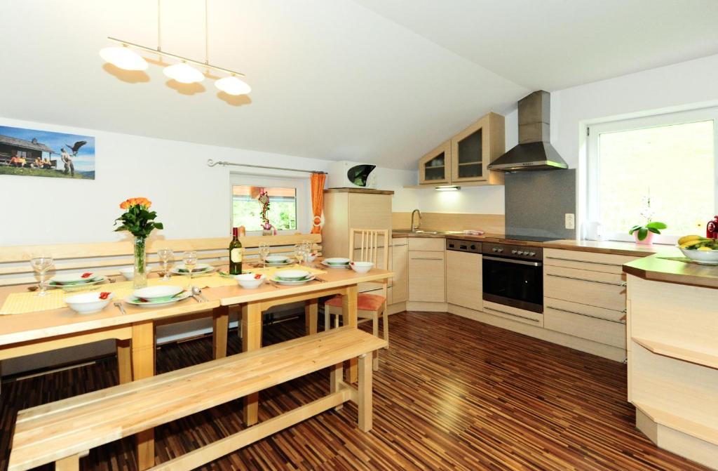 eine große Küche mit einem Holztisch darin in der Unterkunft Obermühle in Rauris