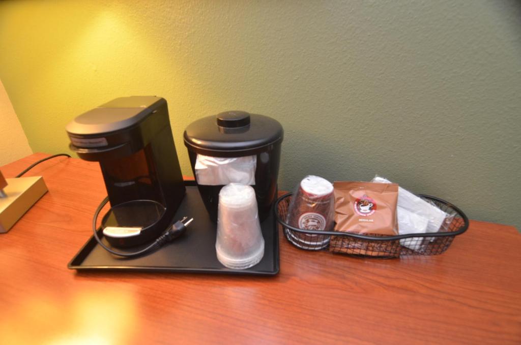 Příslušenství pro přípravu čaje a kávy v ubytování AmericInn by Wyndham Des Moines Airport