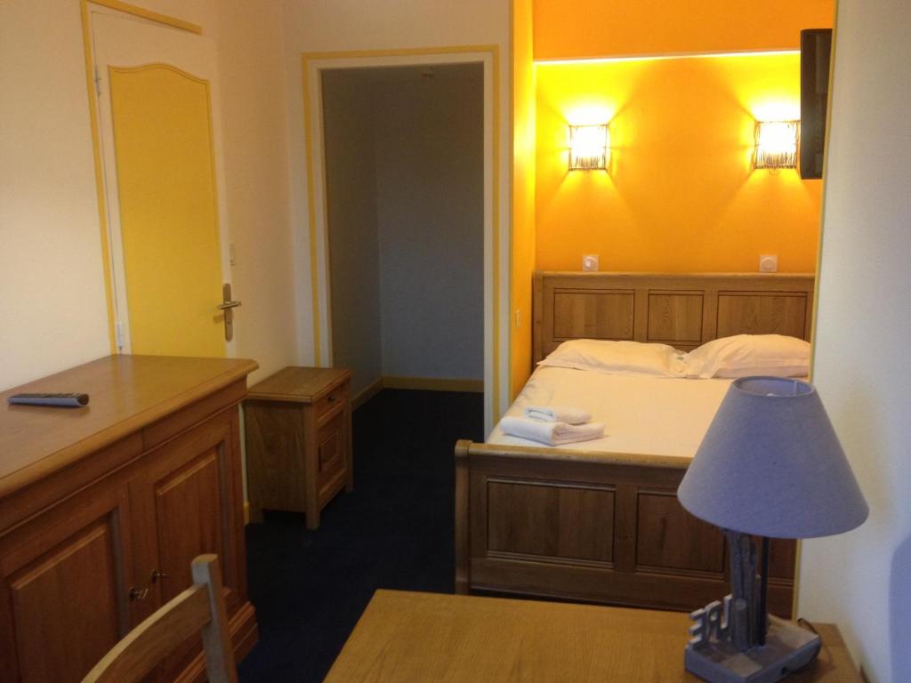 Postel nebo postele na pokoji v ubytování Hotel Couleurs Sud Centre-ville Gare Charleville-Mézières