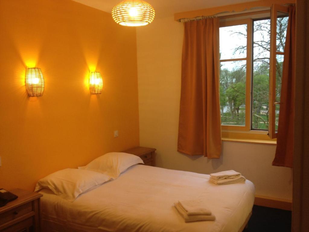 Postel nebo postele na pokoji v ubytování Hotel Couleurs Sud Centre-ville Gare Charleville-Mézières