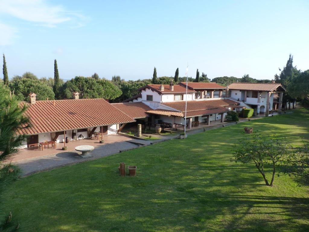 eine Luftansicht eines Hauses mit Hof in der Unterkunft Agriturismo La Rombaia in Castiglione della Pescaia