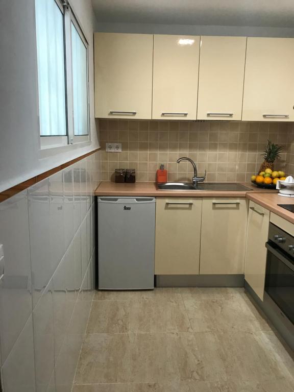 Kuchyňa alebo kuchynka v ubytovaní Apartamentai