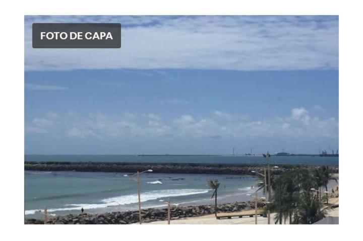 vistas a una playa con palmeras y al océano en Flat Simples na Praia de Iracema en Fortaleza