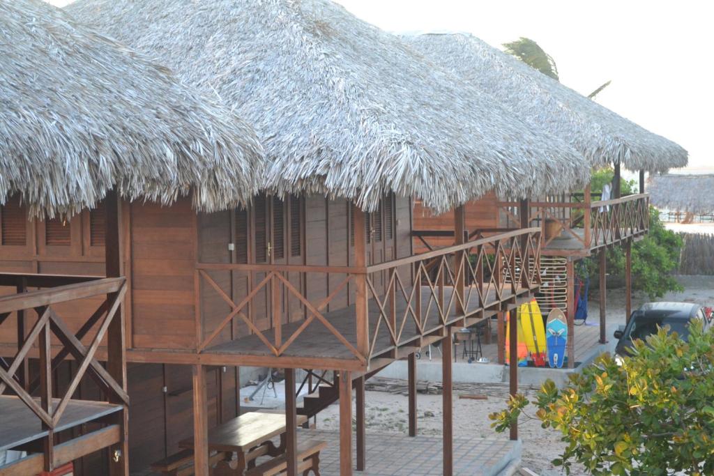 阿欽斯的住宿－Atins Bangalôs，一组带草伞的小屋
