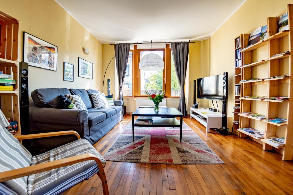 a living room with a couch and a tv at L'Enchantraine in Chantraine