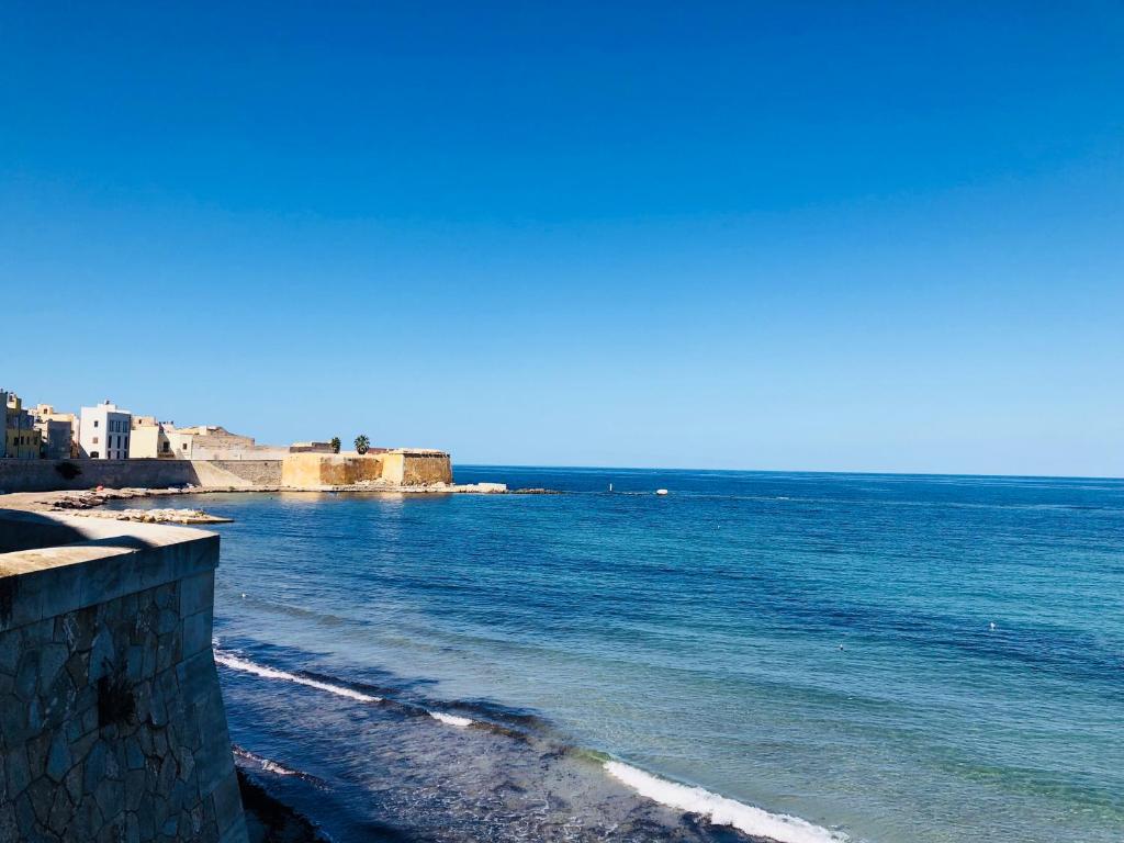 widok na ocean z plaży w obiekcie Sicilia Vacation rooms w Trapani