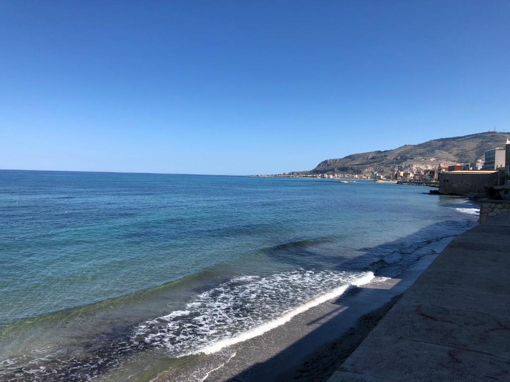 widok na plażę z oceanem w obiekcie Sicilia Vacation rooms w Trapani