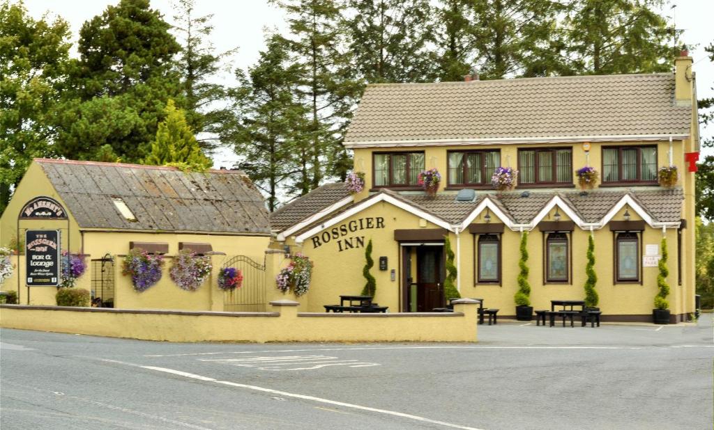 um edifício amarelo no lado de uma rua em Rossgier Inn em Lifford