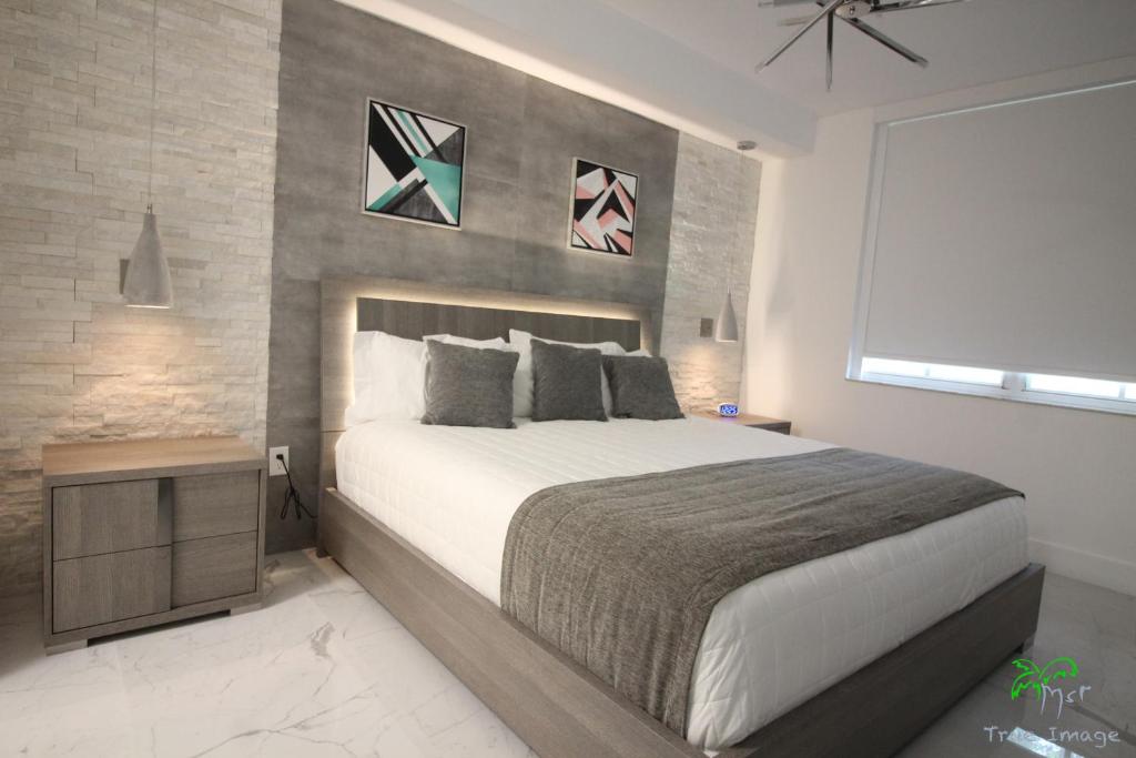 um quarto com uma cama grande e uma janela em Yacht Club at Aventura 2 Bed 2 bath Luxurius Cozy Brand New em Aventura