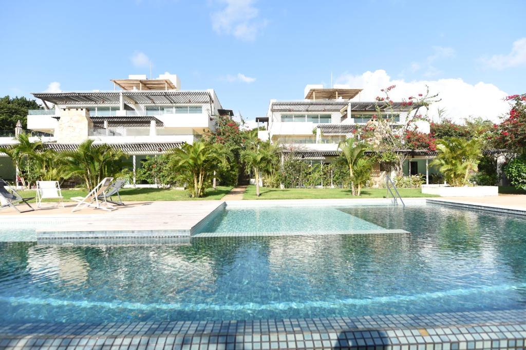 una piscina frente a un edificio en Pipa Residence, en Pipa