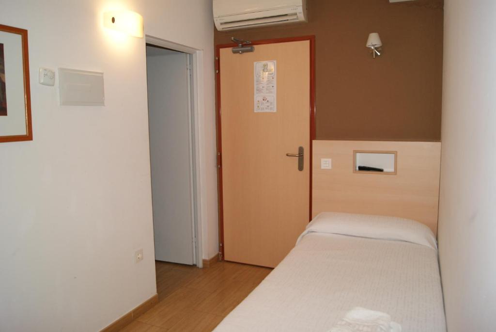 Postel nebo postele na pokoji v ubytování Hostal Sant Bernat