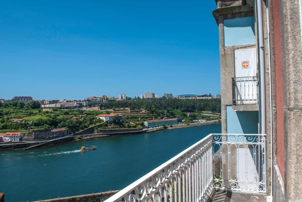 - Balcón con vistas al río Denheny en Amazing Riverside Balcony 2Br Apartment, en Oporto