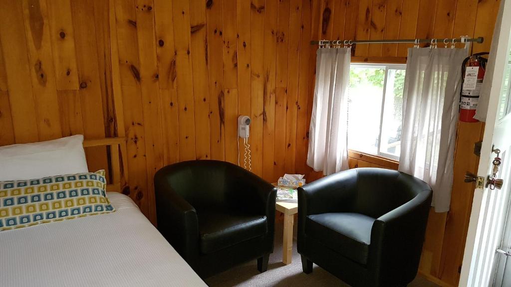 Postel nebo postele na pokoji v ubytování Parkway Cottage Resort and Trading Post