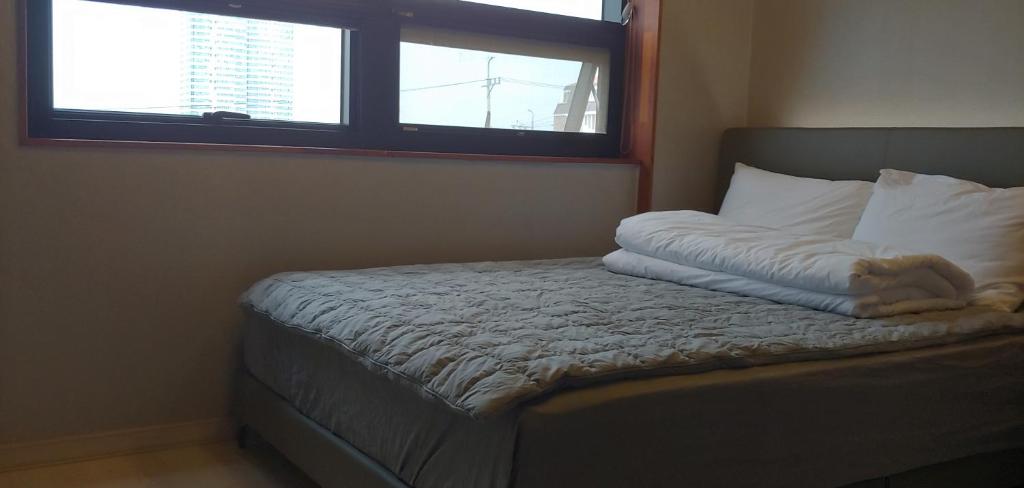 Ένα ή περισσότερα κρεβάτια σε δωμάτιο στο White Windmill Guesthouse