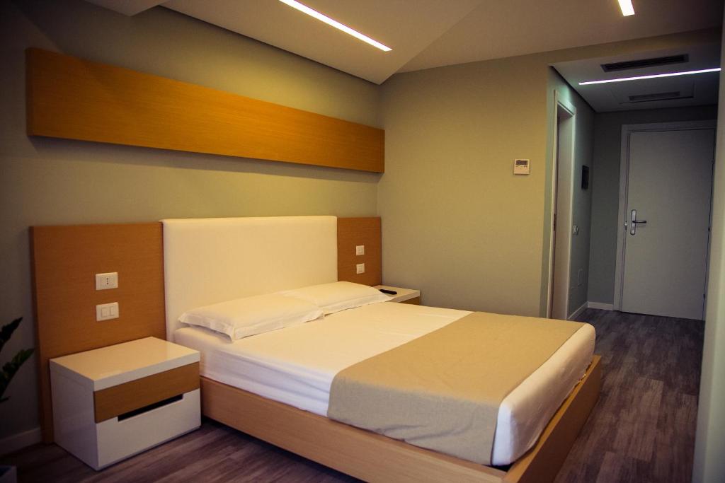 Postel nebo postele na pokoji v ubytování Hotel Bologna