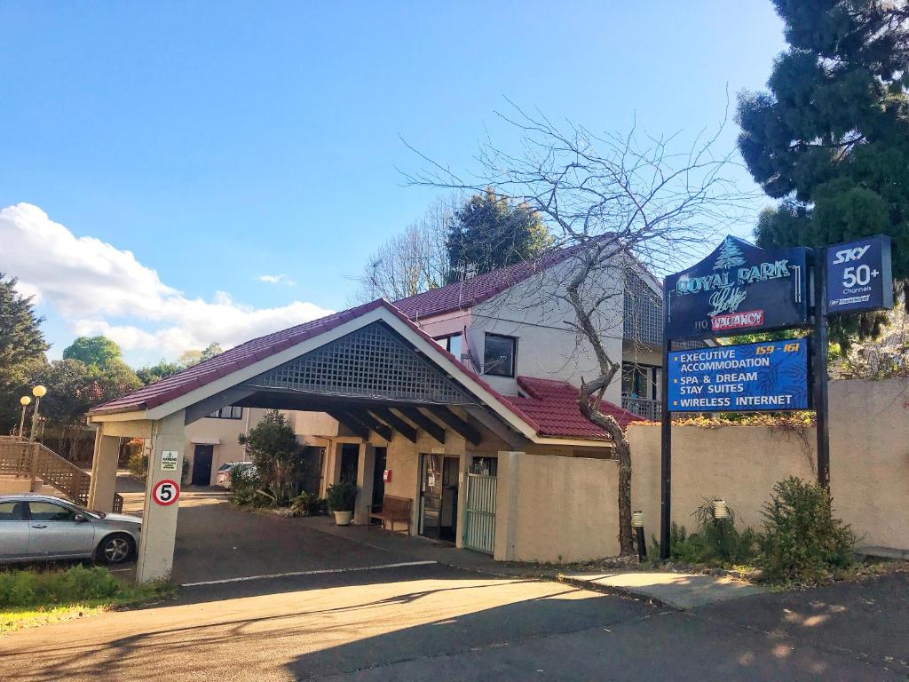 une station-service avec un panneau devant elle dans l'établissement Royal Park Lodge, à Auckland