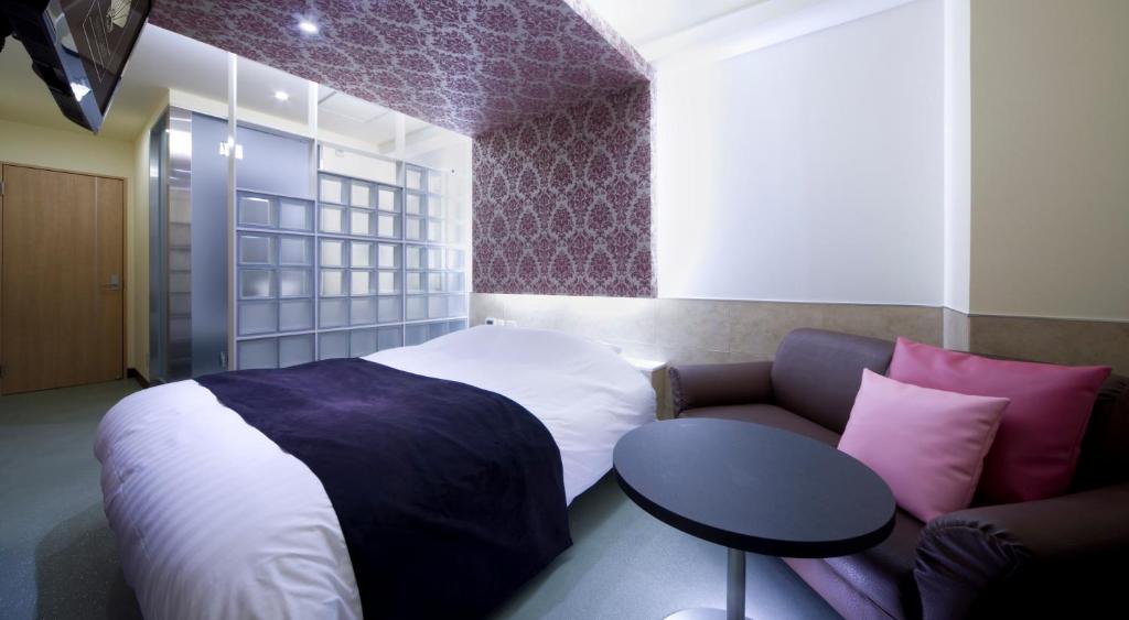 Postel nebo postele na pokoji v ubytování Hotel Glow Yokkaichi (Adult Only)