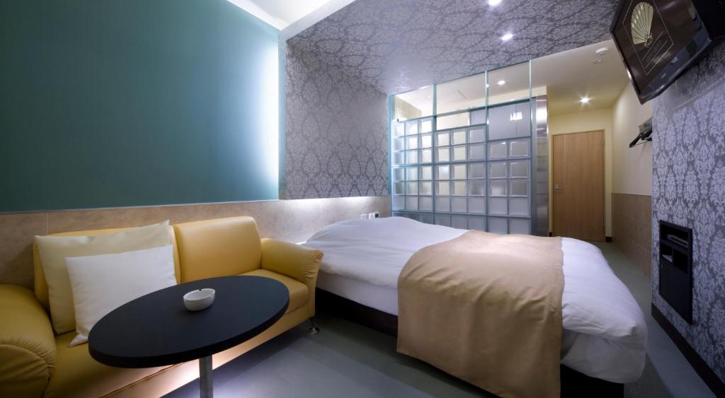 Postel nebo postele na pokoji v ubytování Hotel Glow Yokkaichi (Adult Only)