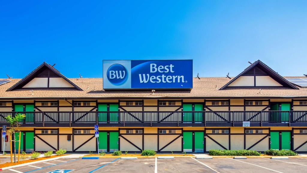 un edificio con un letrero que dice mejor occidental en Best Western Andersen's Inn, en Santa Nella