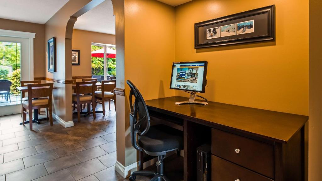 TV a/nebo společenská místnost v ubytování Best Western Sicamous Inn