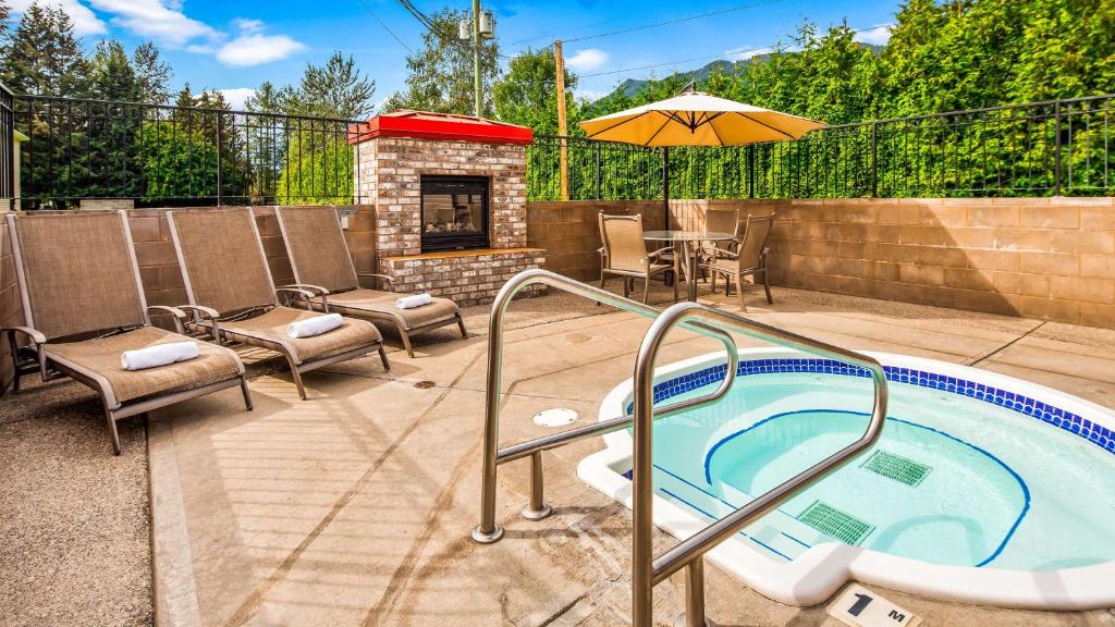 Bazén v ubytování Best Western Sicamous Inn nebo v jeho okolí