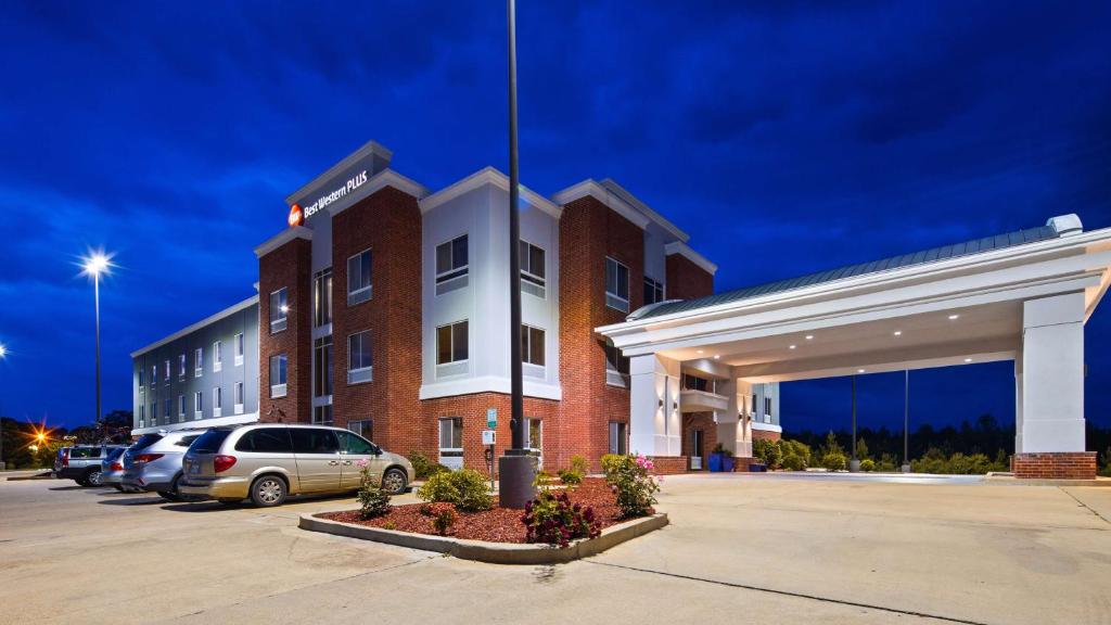 a hotel with cars parked in a parking lot at Best Western Plus Philadelphia-Choctaw Hotel and Suites in Philadelphia