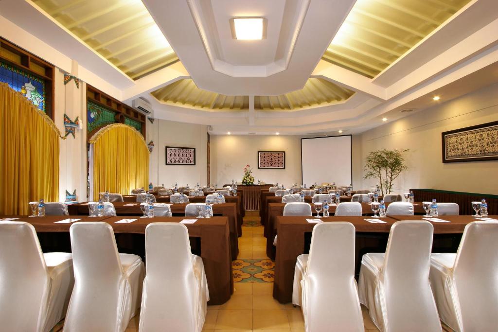 una grande stanza con tavoli e sedie di Cakra Kusuma Hotel a Yogyakarta