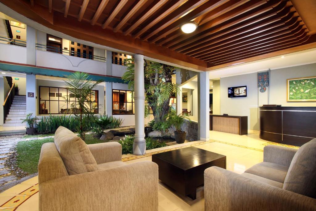 Area soggiorno di Cakra Kusuma Hotel