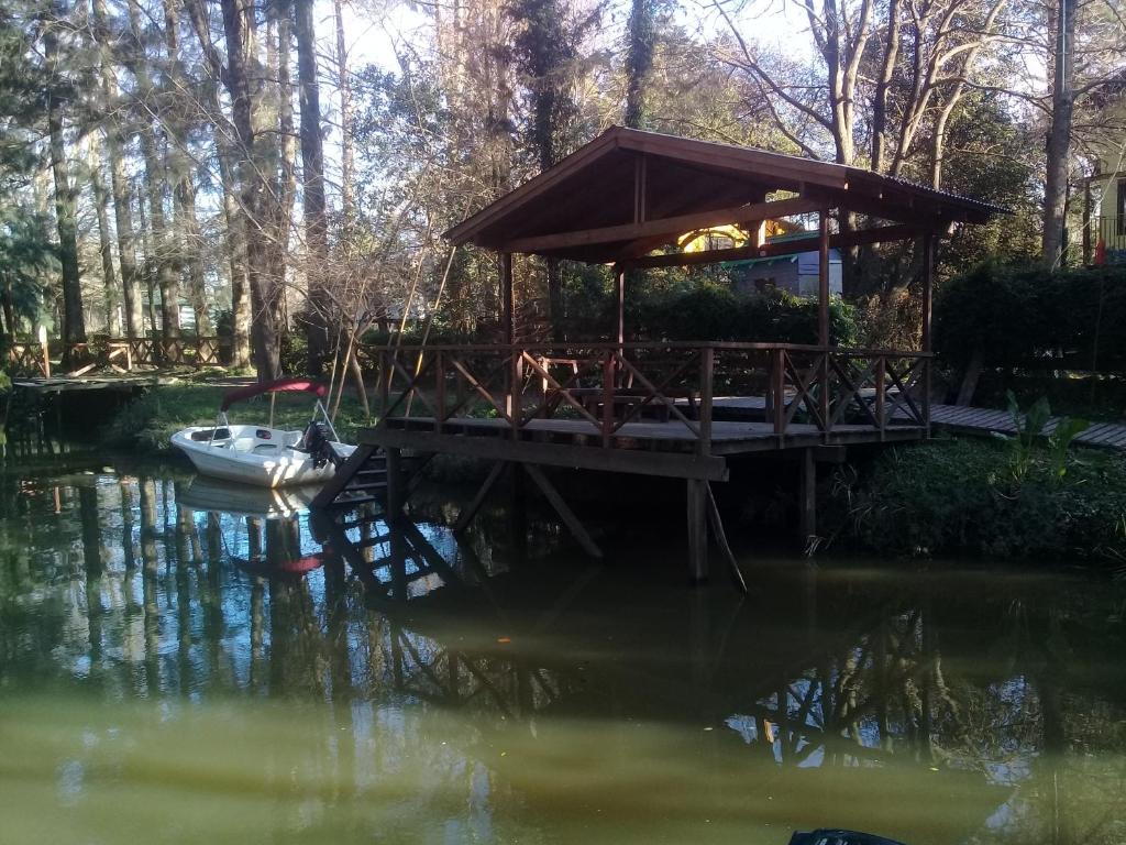 um barco está ancorado numa doca na água em Cabañas Aqui y Ahora em Tigre