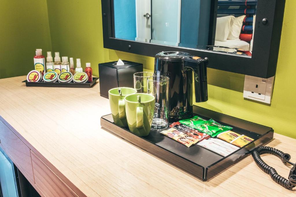 Příslušenství pro přípravu čaje a kávy v ubytování Dash Box Hotel Cyberjaya