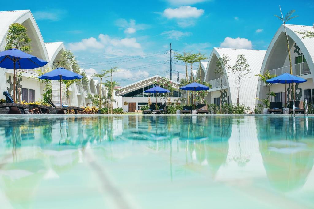 Bazén v ubytování Dash Box Hotel Cyberjaya nebo v jeho okolí