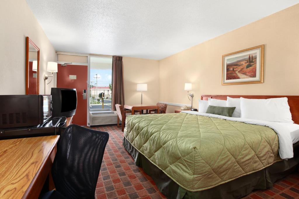 Ramada by Wyndham Wytheville - Habitación Con Cama Extragrande - No Fumadores