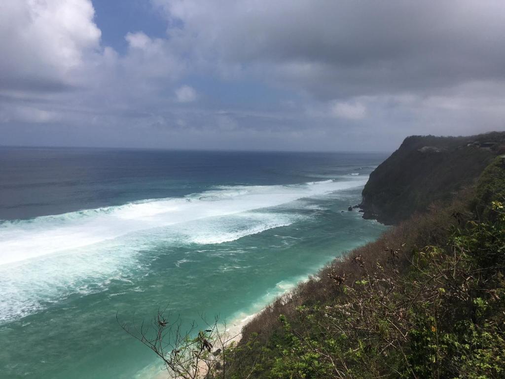 a view of the ocean from a cliff at Villa Melasti Wardana in Uluwatu