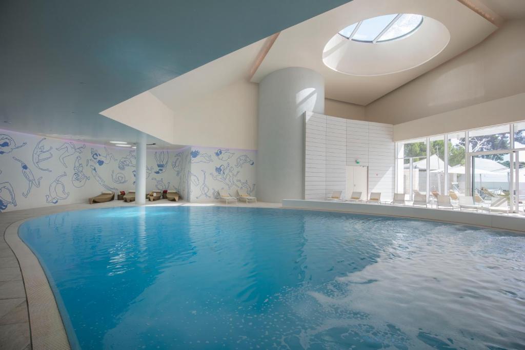 Bazén v ubytování Hotel Bellevue nebo v jeho okolí