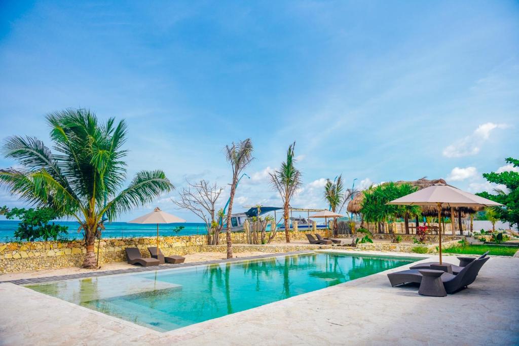 Bazén v ubytování Rua Beach Resort Sumba nebo v jeho okolí