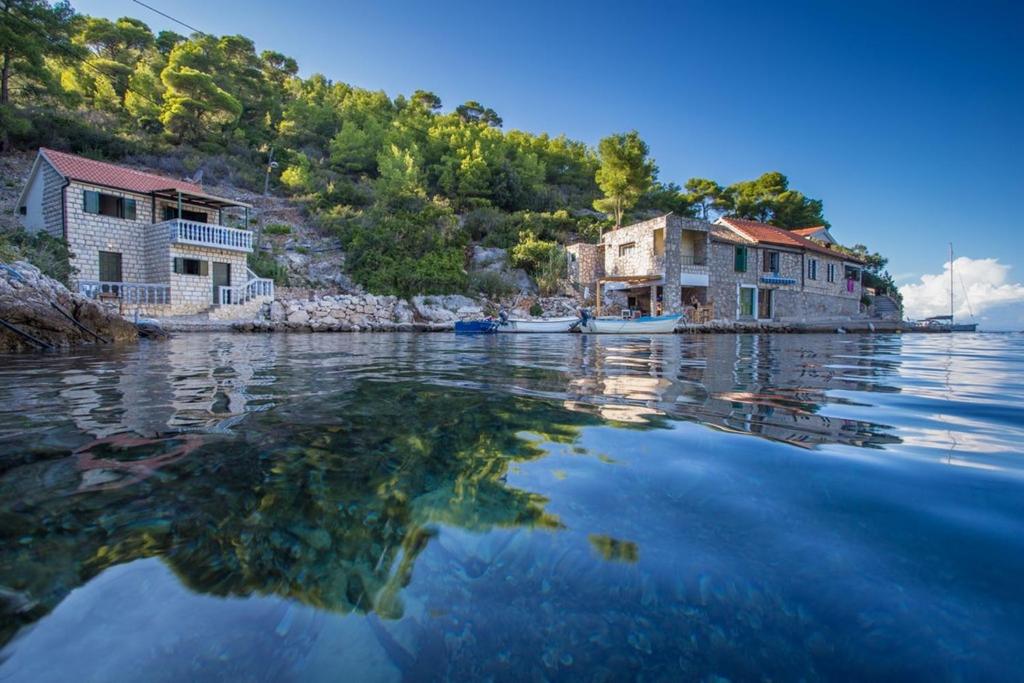 um grupo de casas na água junto a um rio em Holiday House Macić em Vis