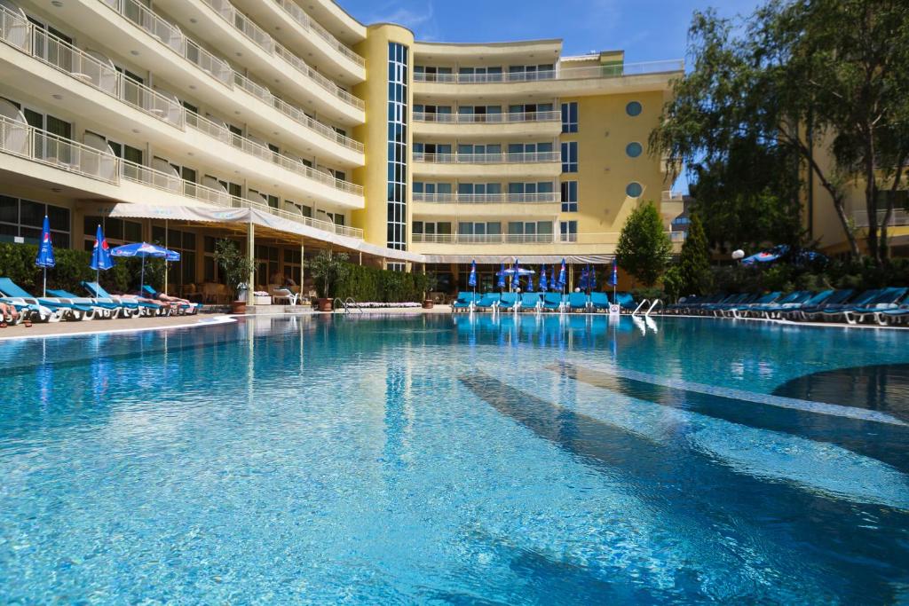 une piscine en face d'un hôtel dans l'établissement Hotel Wela - Premium All Inclusive, à Sunny Beach