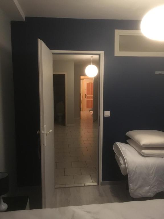 Postel nebo postele na pokoji v ubytování L’AMIRAL