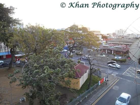 an overhead view of a city street with a parking lot at La Plaine Verte Guesthouse in Port Louis