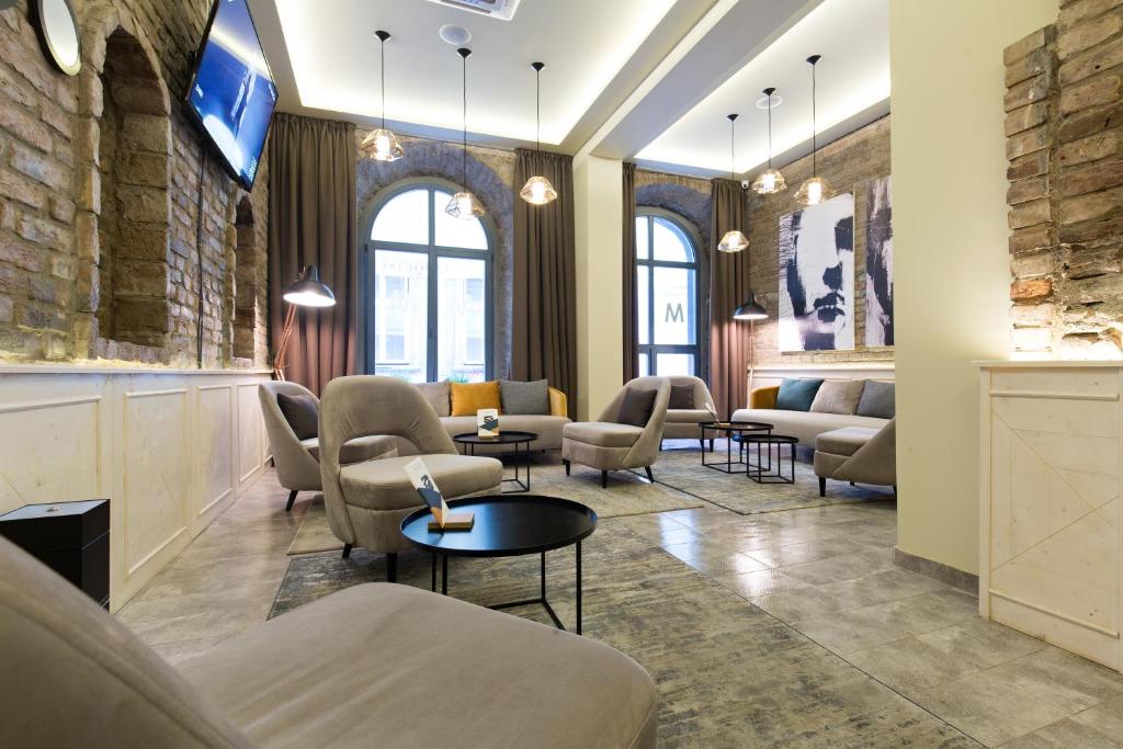 TV a/nebo společenská místnost v ubytování Marquise Hotel Garni