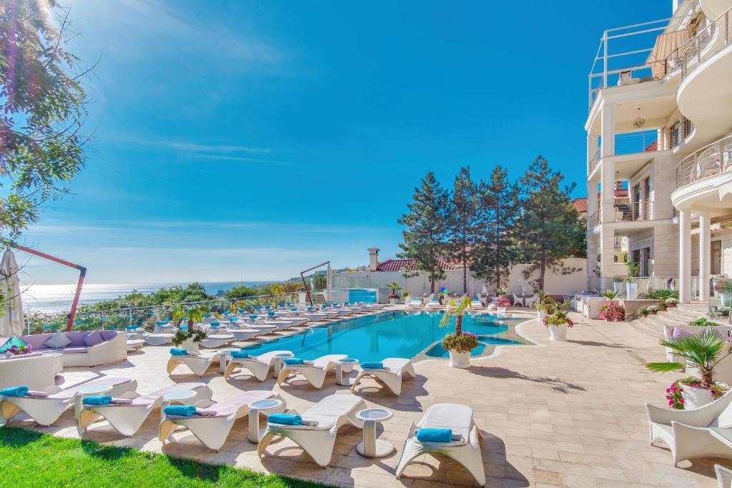 Bazén v ubytování Hotel Panorama De Luxe nebo v jeho okolí