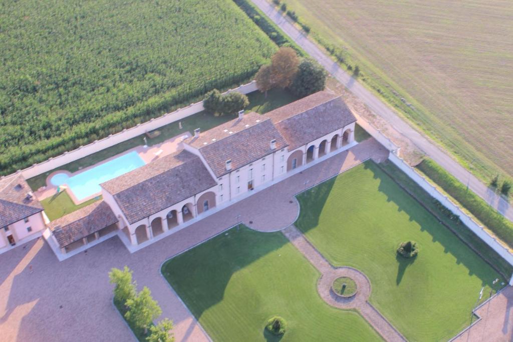  Elle offre une vue aérienne sur une demeure de caractère dotée d'une piscine. dans l'établissement Villa Dello Spino, à Concordia sulla Secchia