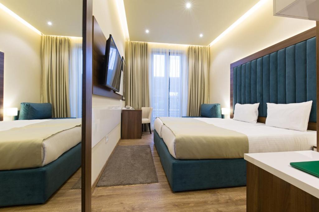 Un pat sau paturi într-o cameră la Marquise Hotel Garni