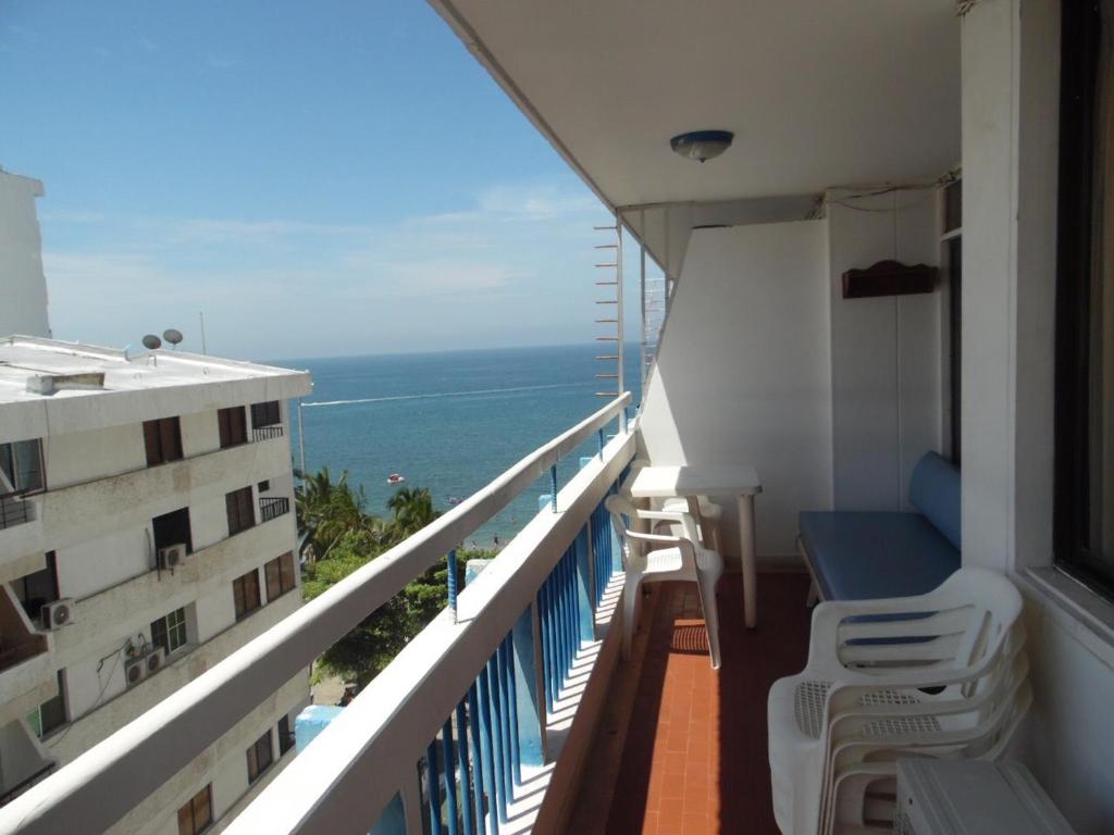 Un balcón con sillas y vistas al océano. en Karey 906 Rodadero, en Santa Marta