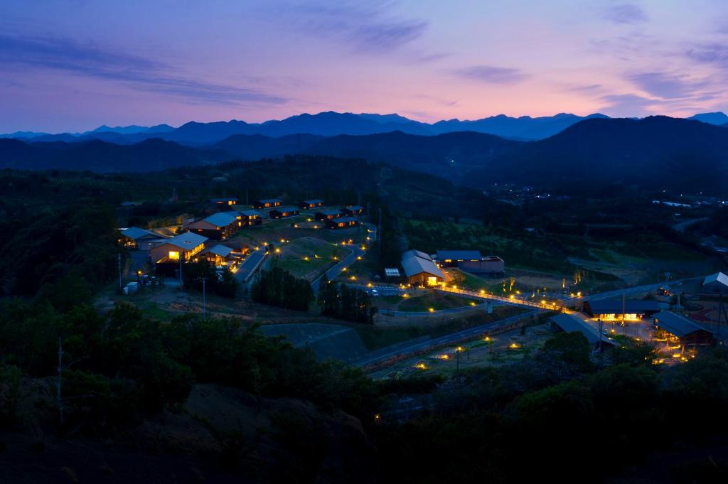 vista su una città di notte con luci di Resort Kumano Club a Kumano