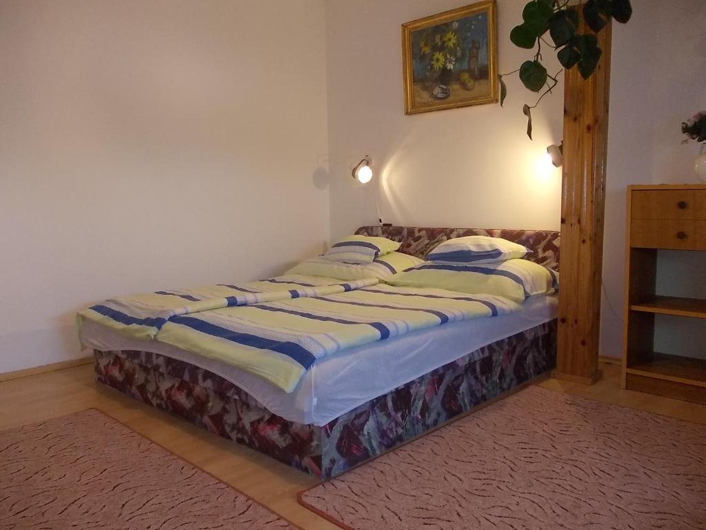 Postel nebo postele na pokoji v ubytování Judit Vendégház