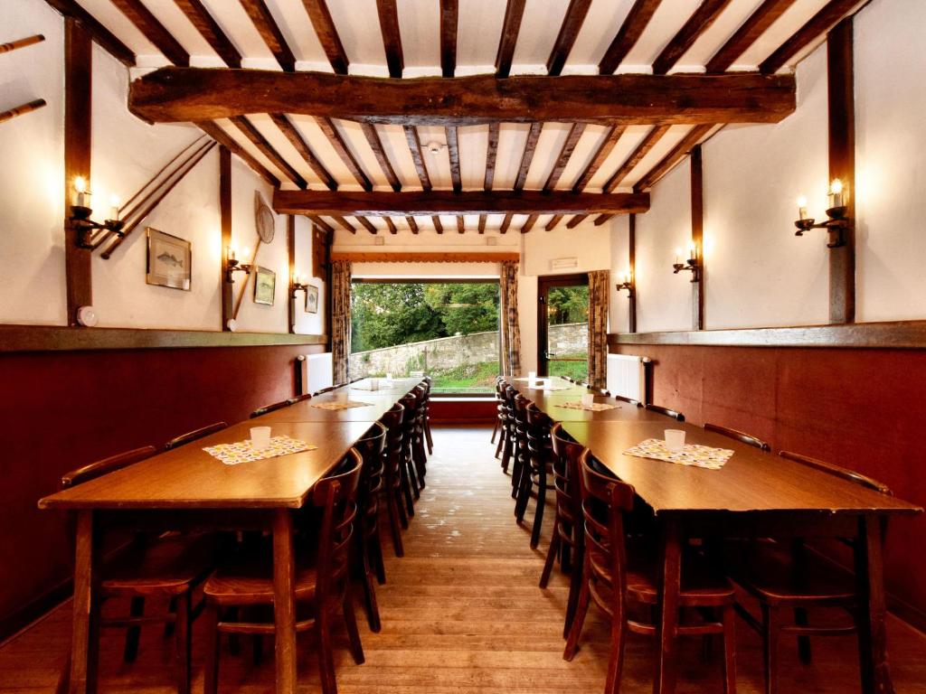 Villers-Sainte-GertrudeにあるMarvelous Holiday Home in Durbuy with Saunaのダイニングルーム(木製のテーブルと椅子付)