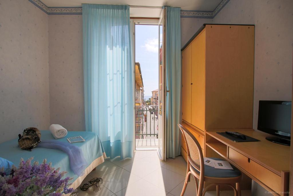 Televízia a/alebo spoločenská miestnosť v ubytovaní Hotel Nazionale