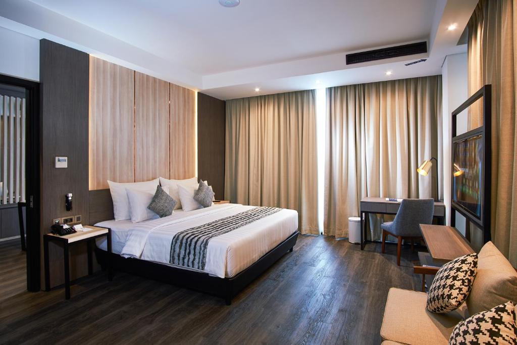 a hotel room with a bed and a desk at Muraya Hotel Aceh in Banda Aceh